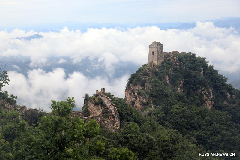 Море облаков после дожди на участке Великой китайской стены Цзиньшаньлин
