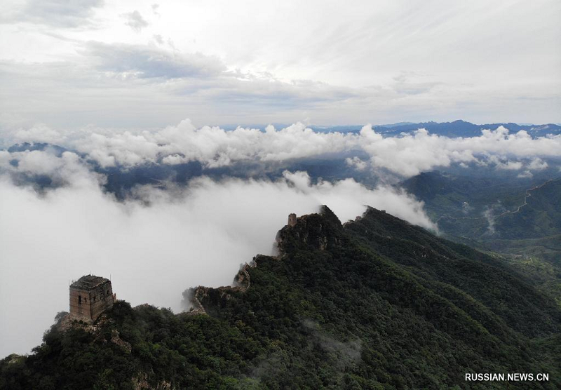 Море облаков после дожди на участке Великой китайской стены Цзиньшаньлин