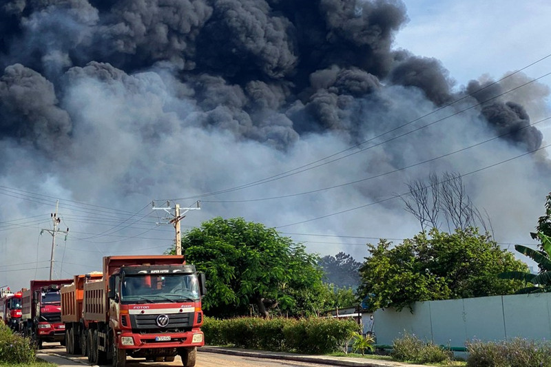 8 августа, Матансас, Куба. Спасательные машины возле места пожара на нефтехранилище. /Фото: Синьхуа/