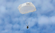Женщины-спецназовцы НОАК провели тренировки по прыжкам с парашютом