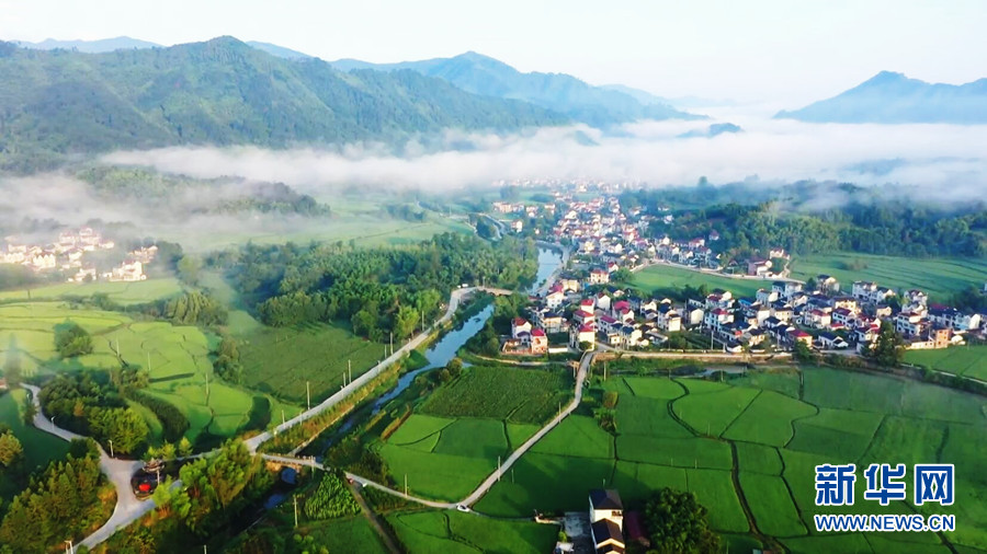 Вид с высоты птичьего полета на красивую сельскую местность на востоке Китая