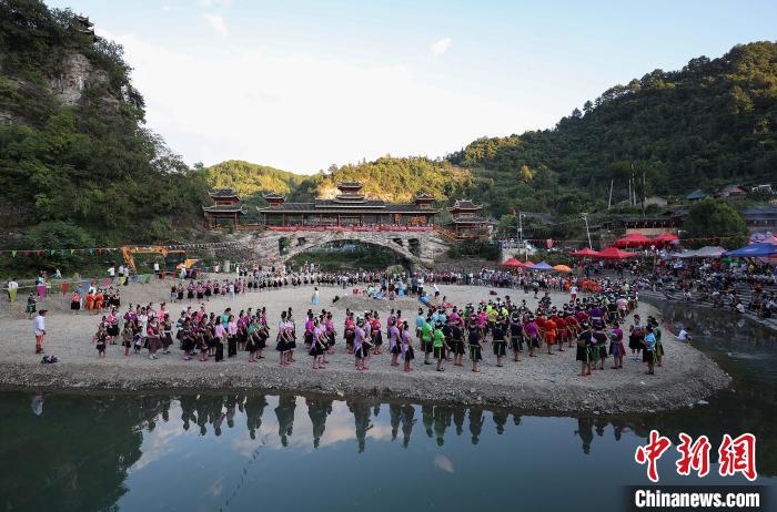 Жители народности Мяо провинции Гуйчжоу отметили праздник богатого урожая 
