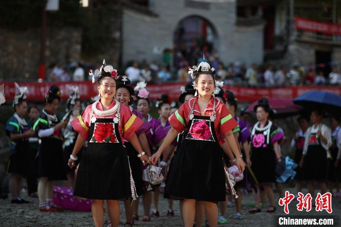Жители народности Мяо провинции Гуйчжоу отметили праздник богатого урожая 