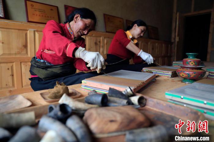 Посещение мастерской тибетских благовоний в провинции Сычуань
