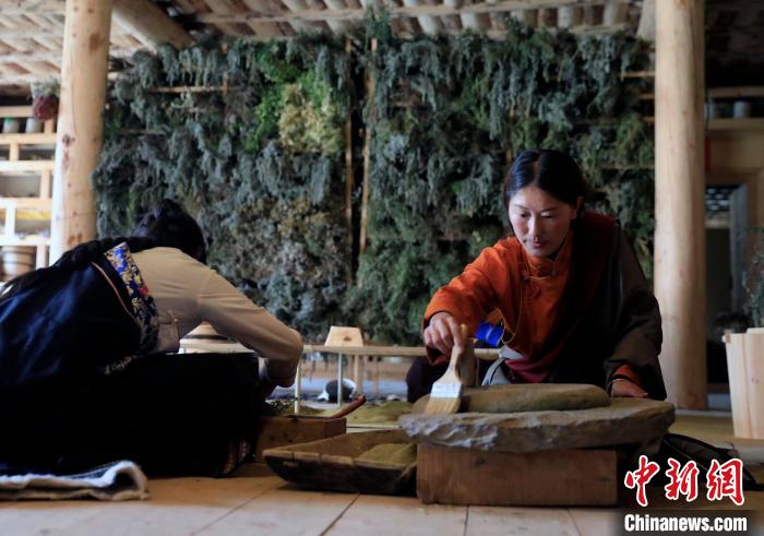 Посещение мастерской тибетских благовоний в провинции Сычуань