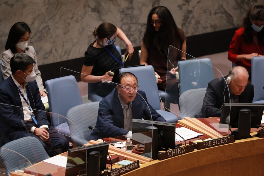 15 августа, ООН. Постоянный представитель КНР при ООН Чжан Цзюнь /спереди посередине/ выступает с речью на заседании Совета Безопасности по ситуации в Йемене в штаб-квартире ООН в Нью-Йорке. /Фото: Синьхуа/