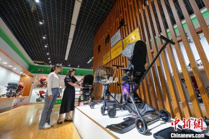 Детские коляски и велосипеды, производимые в уезде Цюйчжоу провинции Хэбэй, экспортируются в более чем 30 стран