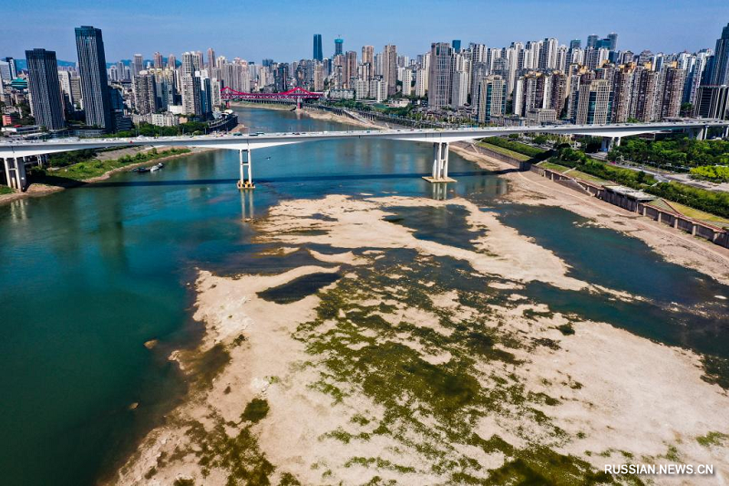 Уровень воды на чунцинском участке реки Цзялинцзян заметно упал