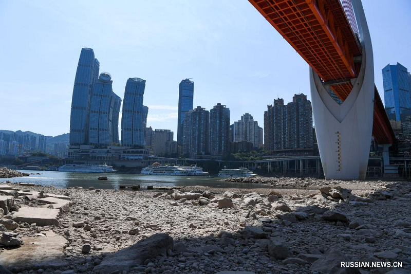 Уровень воды на чунцинском участке реки Цзялинцзян заметно упал