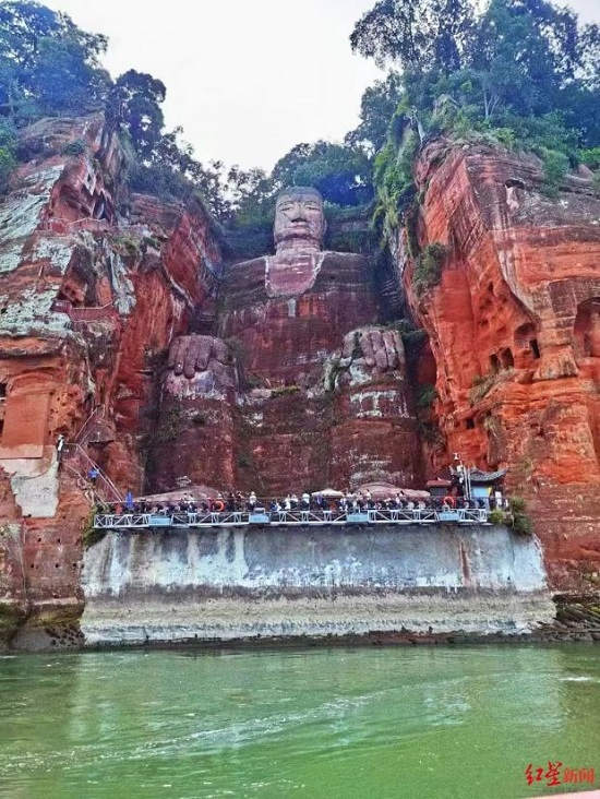 Стопы ног статуи Будды в китайском Лэшане провинции Сычуань полностью «вышли» из воды