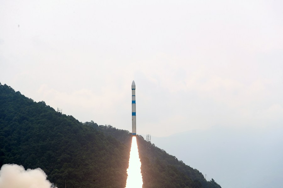 Китай успешно запустил спутник "Чуансинь-16"