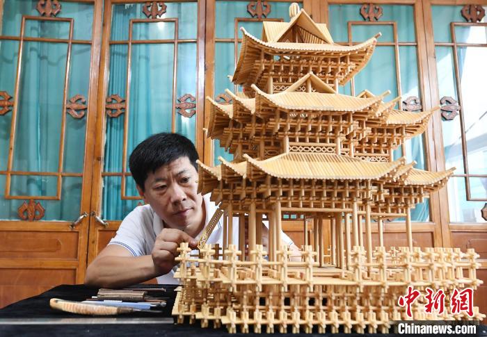 Китайский мастер создает модель древнего дворца из 200 тыс. стеблей сорго