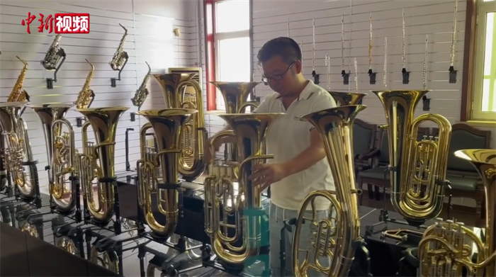 Деревня в городе Тяньцзинь производит больше половины саксофонов мира