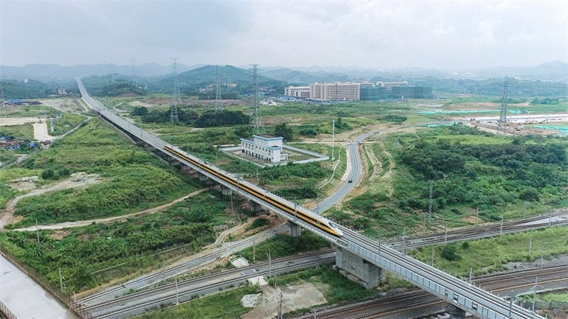 Высокоскоростной поезд комплексного контроля впервые работал на железной дороге Наньнин-Чунцзо