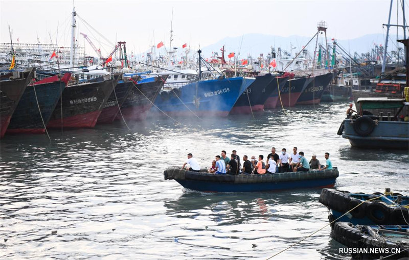 Суда вернулись в порты перед тайфуном в южно-китайской провинции Гуандун