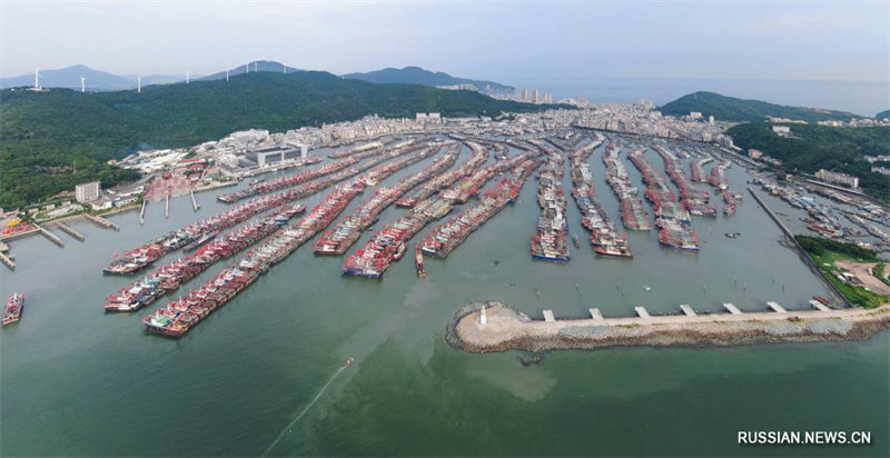 Суда вернулись в порты перед тайфуном в южно-китайской провинции Гуандун