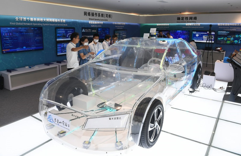 17 июня 2021 года, посетители 5-й конференции по развитию интернета будущего в Нанкине /пров. Цзянсу, Восточный Китай/ знакомятся с технологией применения детерминированной сети в сфере беспилотного вождения. /Фото: Синьхуа/