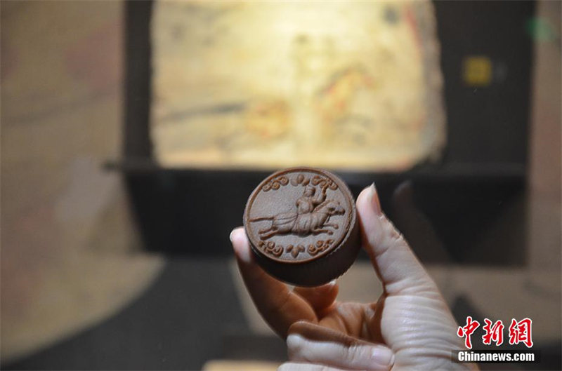 Культурно-творческие лунные пряники с элементами культурных реликвий демонстрируют историю провинции Ганьсу