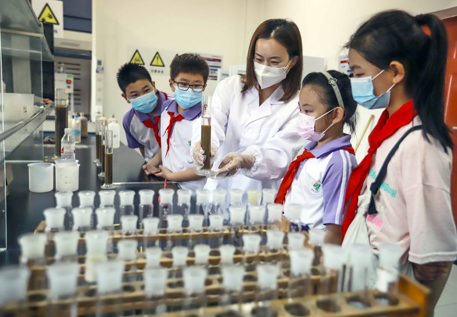 4 июня 2022 года, дети знакомятся с методами анализа состояния сточных вод на очистных сооружениях в г. Цзуньхуа провинции Хэбэй на севере Китая. /Фото: Синьхуа/