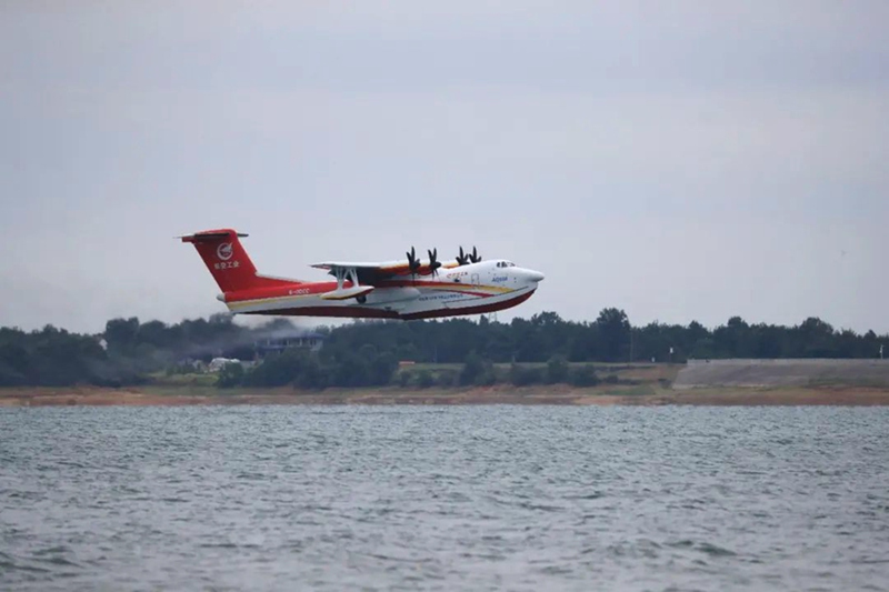 Китайский пожарный самолет-амфибия AG600M совершил первый полет с поверхности воды