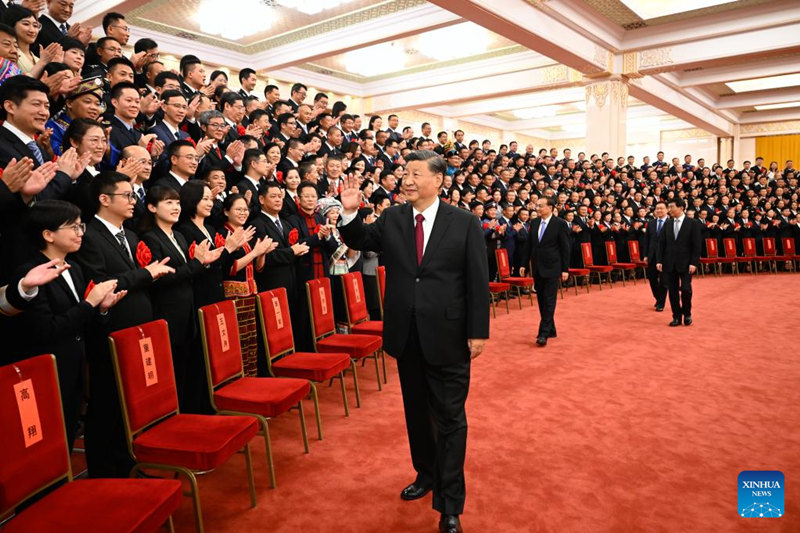 Си Цзиньпин встретился с образцовыми госслужащими