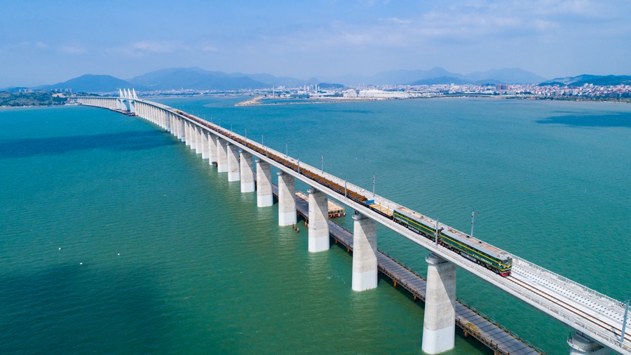 Завершена укладка рельсов первой в Китае высокоскоростной железной дороги через море