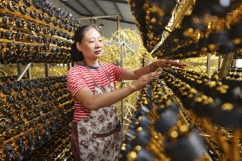 В китайском городе Ляньюньган развивается индустрия обработки крышек для бутылок