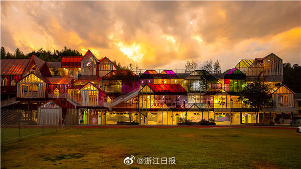 В китайской деревне существует сказочная, невероятно красивая начальная школа
