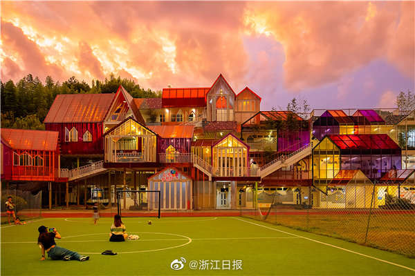 В китайской деревне существует сказочная, невероятно красивая начальная школа