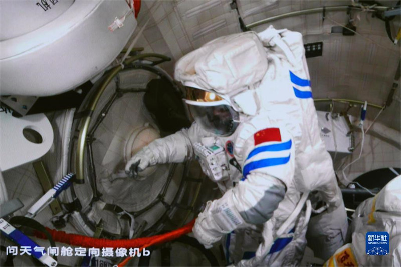 Экипаж "Шэньчжоу-14" выйдет в открытый космос