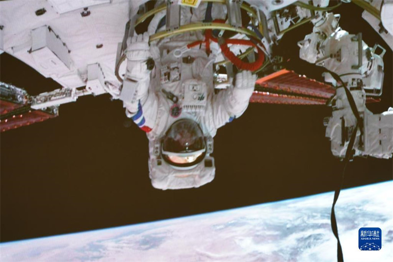 Экипаж "Шэньчжоу-14" выйдет в открытый космос