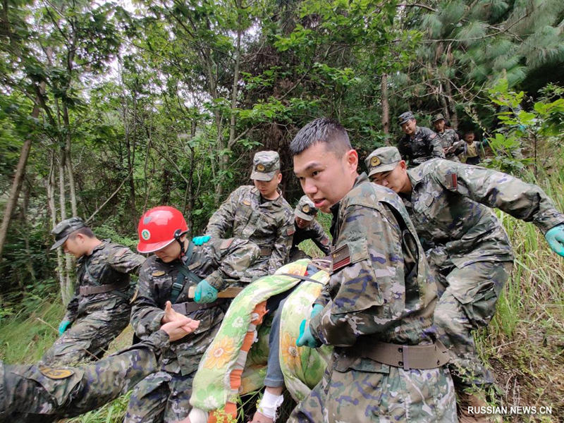 Более 2700 военнослужащих НОАК и сотрудников вооруженной полиции ликвидируют последствия землетрясения в Сычуане