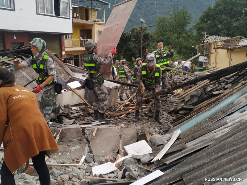 Более 2700 военнослужащих НОАК и сотрудников вооруженной полиции ликвидируют последствия землетрясения в Сычуане