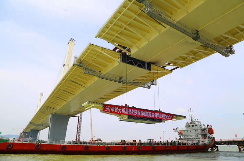 Первый в Китае одноуровневый автомобильно-железнодорожный мост успешно сомкнулся 