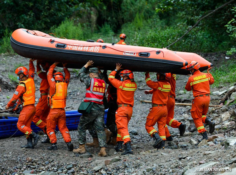 Продолжаются аварийно-спасательные работы в пострадавшем от землетрясения поселке Дэто пров. Сычуань