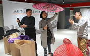 Китайский мастер делает бумажные зонты снова популярными