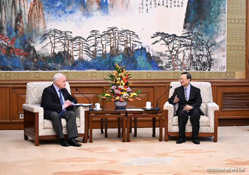 Ян Цзечи встретился с послом РФ в КНР А. Денисовым