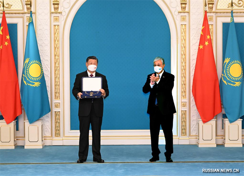 Президент Казахстана К.-Ж. Токаев наградил Си Цзиньпина орденом "Алтын кыран"