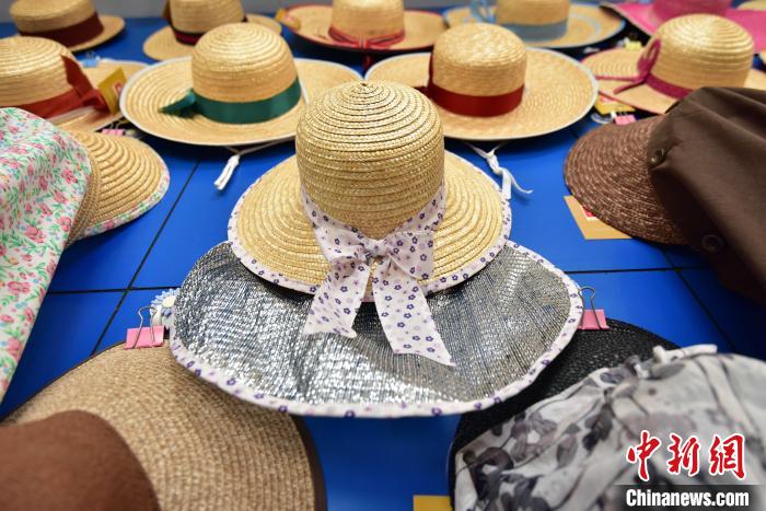Соломенные шляпы из китайского уезда Цин пользуются популярностью во всем мире