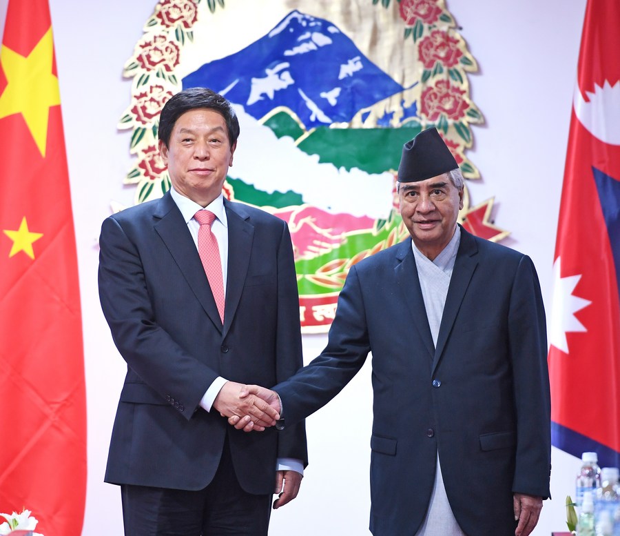 13 сентября, Катманду. Председатель ПК ВСНП Ли Чжаньшу на встрече с премьер-министром Непала Шером Бахадуром Деубой. /Фото: Синьхуа/