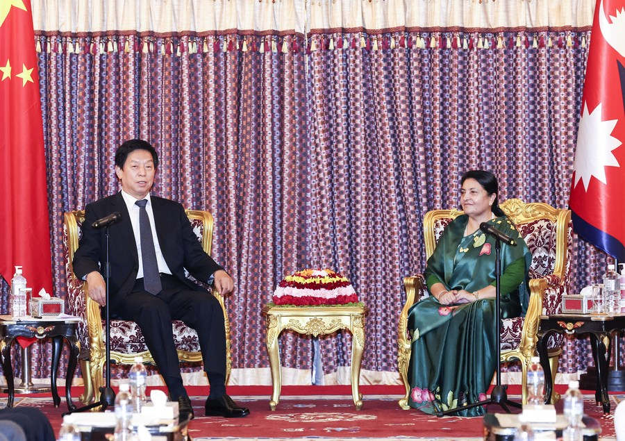 14 сентября, Катманду. Председатель ПК ВСНП Ли Чжаньшу на встрече с президентом Непала Бидхьей Деви Бхандари. /Фото: Синьхуа/
