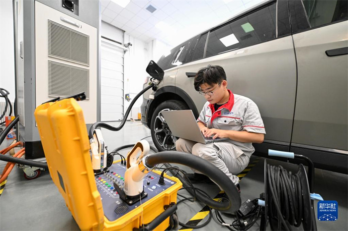 В Тяньцзине открылся инновационный центр производства автомобилей на новых источниках энергии