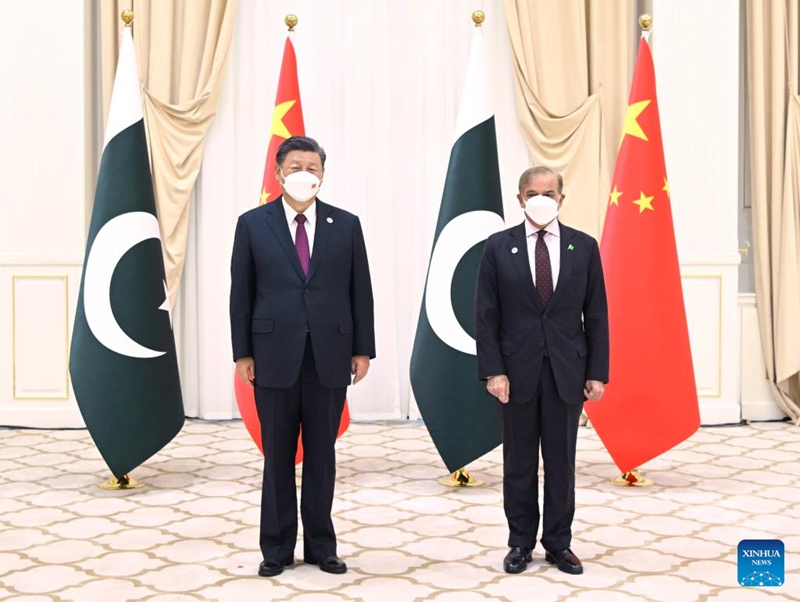 Самарканд /Узбекистан/, 16 сентября /Синьхуа/ -- Председатель КНР Си Цзиньпин в пятницу в Самарканде провел встречу с премьер-министром Пакистана Шахбазом Шарифом.