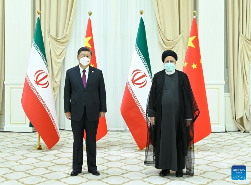 Самарканд /Узбекистан/, 16 сентября /Синьхуа/ -- Председатель КНР Си Цзиньпин в пятницу в первой половине дня по местному времени в Самарканде провел встречу с президентом Ирана Эбрахимом Раиси.