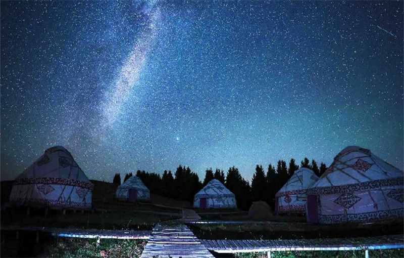 Звездное небо над лугами в Синьцзяне