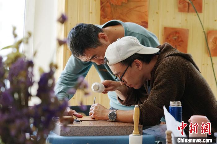 Мастерская резьбы по коже в провинции Цинхай помогает людям с ограниченными физическими возможностями увеличить доходы