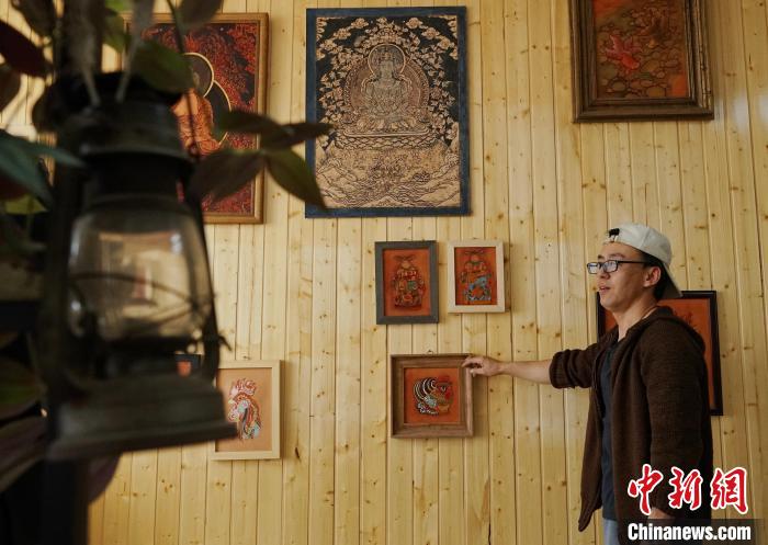 Мастерская резьбы по коже в провинции Цинхай помогает людям с ограниченными физическими возможностями увеличить доходы