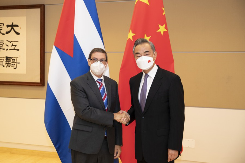 Ван И встретился с министром иностранных дел Кубы