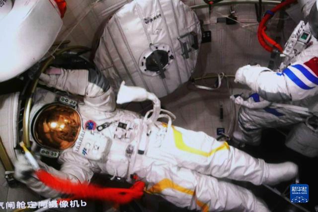 Китайские космонавты миссии "Шэньчжоу-14" завершили внекорабельную деятельность