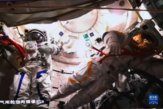 Китайские космонавты миссии "Шэньчжоу-14" завершили внекорабельную деятельность